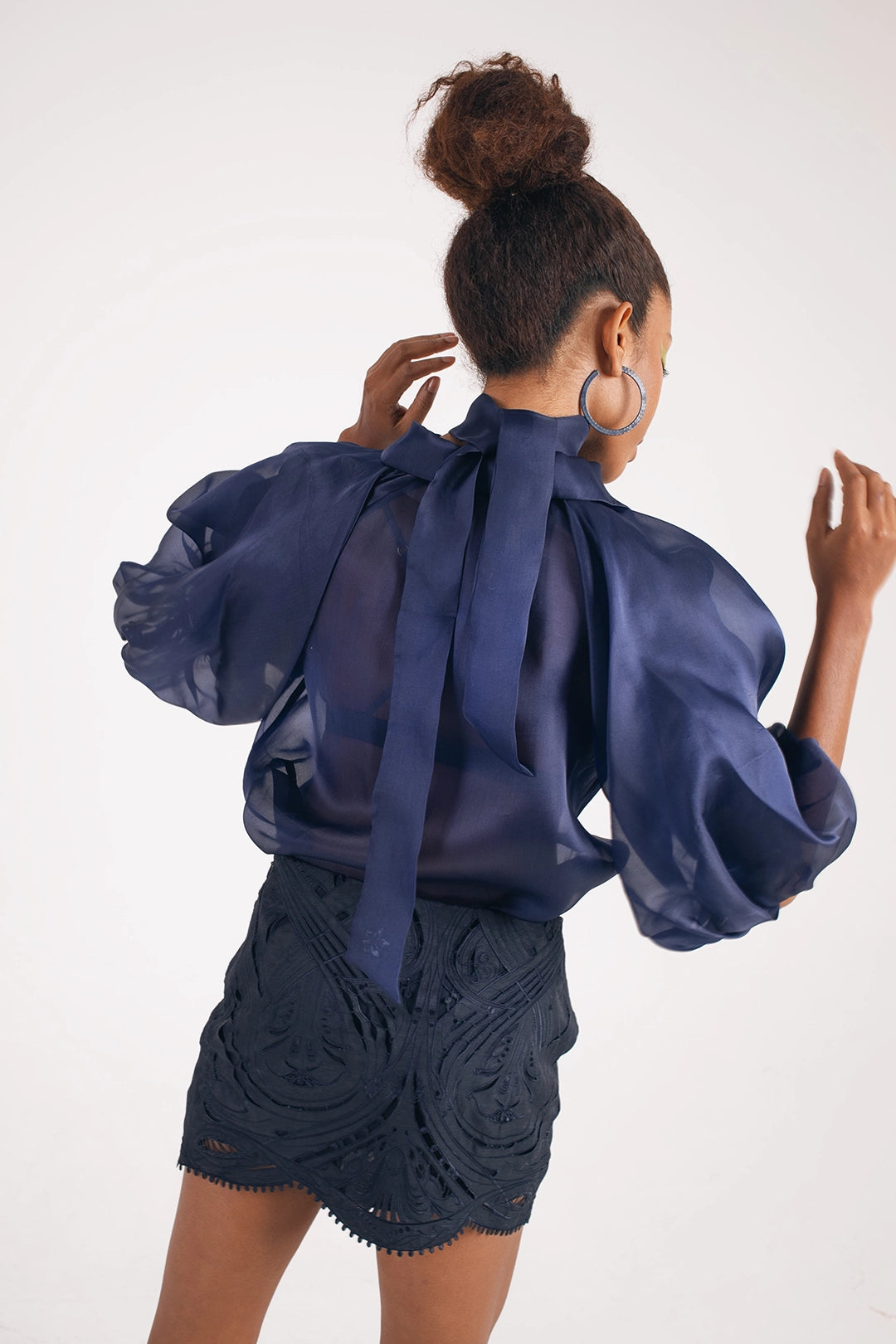 ORGANZA PUFF SLEEVE BLOUSE IN NAVY